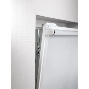 Detailaufnahme: Weißes Tageslicht-Rollo Zamora, 60x175 cm, mit Befestigung am Fenster.