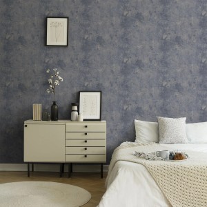 Livingwalls Tapete mit blau-silbernem Effekt im Schlafzimmer. Dekorative Vliestapete.