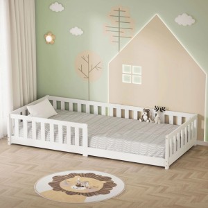 Weißes Kinderbett 90x200 cm aus Kiefernholz mit Lattenrost und Rausfallschutz im Kinderzimmer.