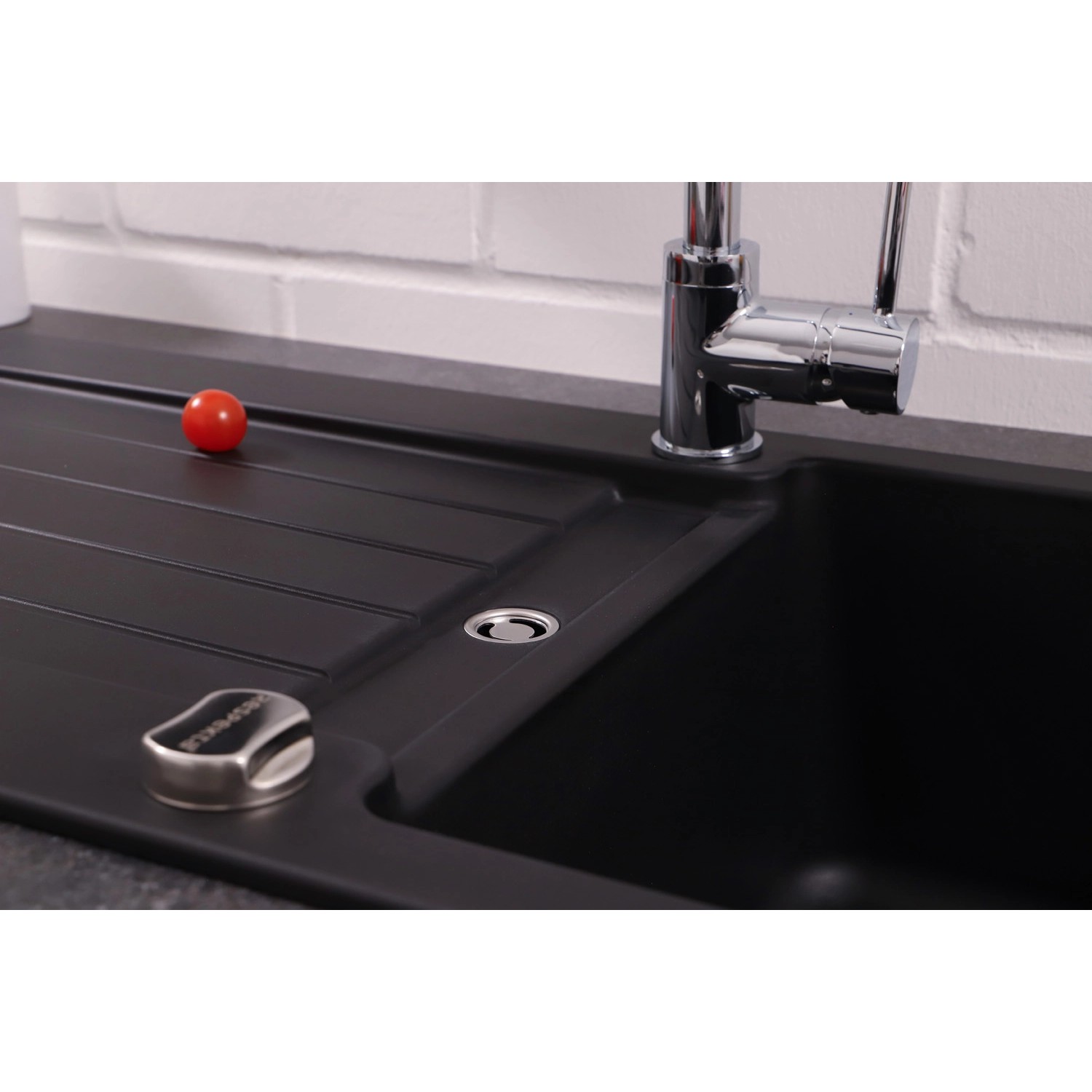 Respekta Granitspüle Atlanta, 86x43,5 cm, Schwarz, mit Armatur und Abtropffläche.