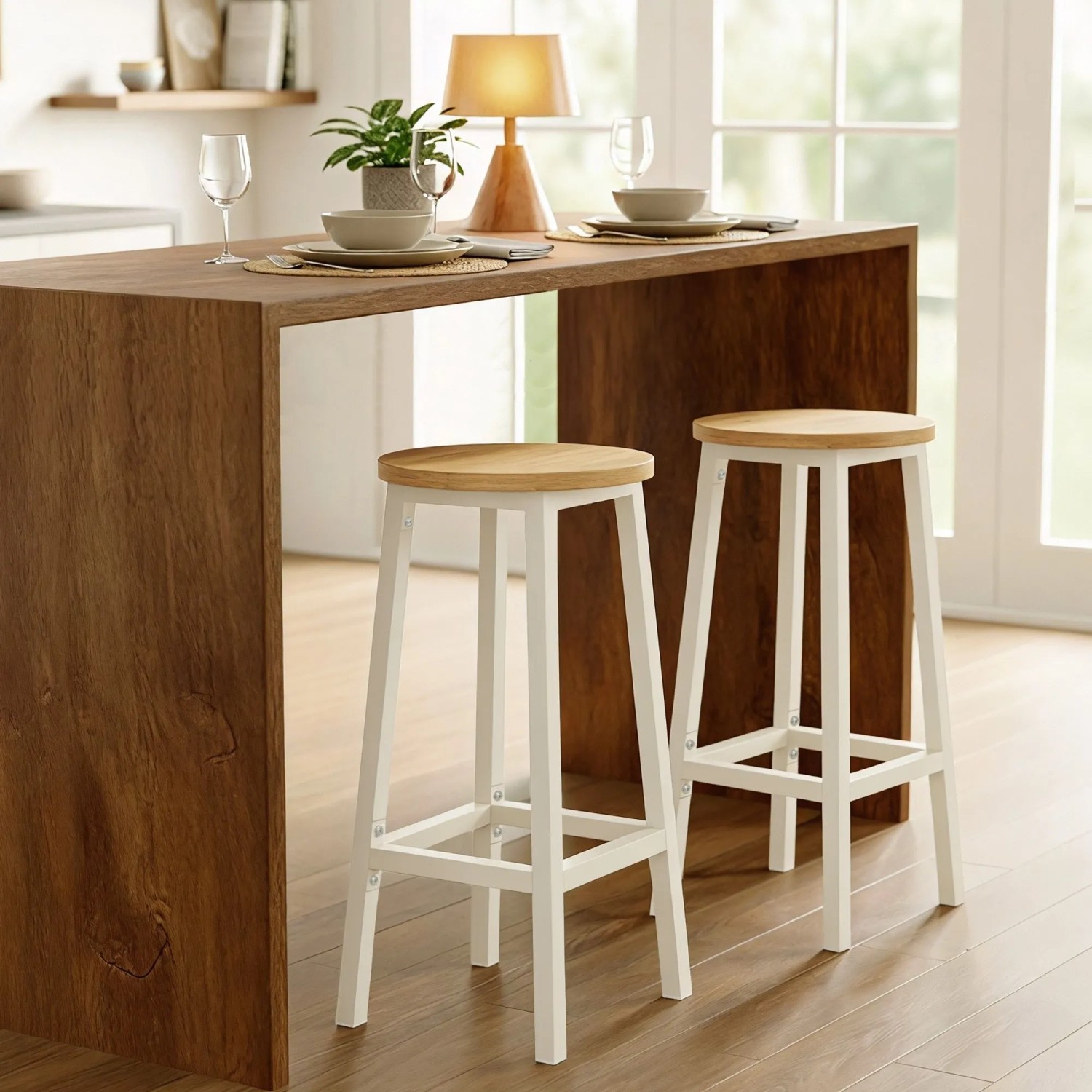Vasagle Barhocker-Set, 2 weiße Hocker mit Holz-Sitzfläche und Fußstütze vor Bartisch.