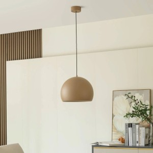 Braune, moderne LED-Pendelleuchte Lythara aus Aluminium, kugelförmig, für Wohnzimmer.