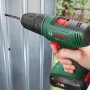 Bosch EasyDrill 18 V-40 Akkubohrschrauber bohrt Loch in Metall. Inkl. Zubehör-Set.