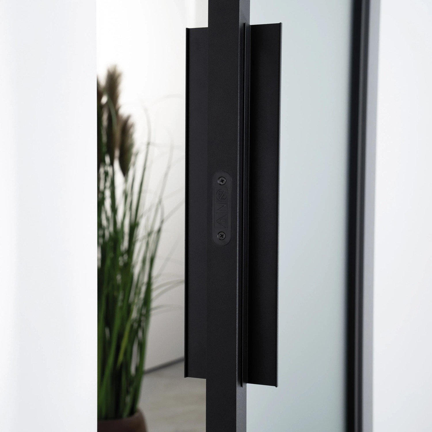 Detailaufnahme: Loft+Mehr Drehtür-Set mit Klarglas, Blockzarge und schwarzem Griff.