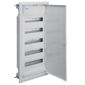 Hager Unterputz-Kleinverteiler Volta VU60NC, 5-reihig, reinweiß, mit geöffneter Tür.