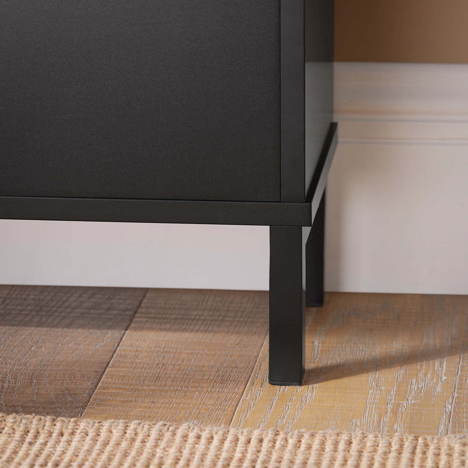 Detailansicht: Schwarzer SoBuy Schuhkipper FSR100-SCH mit 4 Klappen und Metallfüßen.