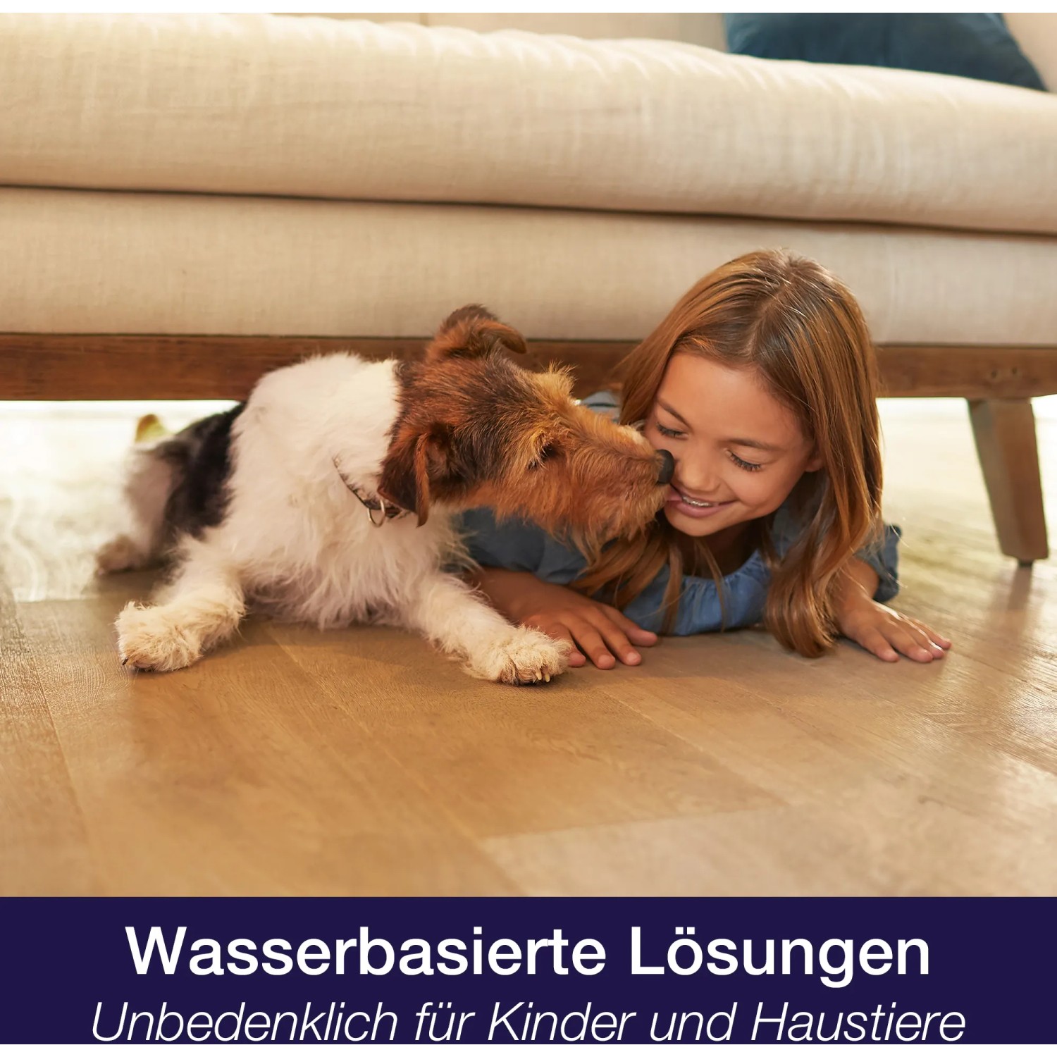 Mädchen und Hund auf gereinigtem Parkettboden. Bona Parkettreiniger sorgt für saubere Böden.