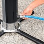 Bestway Solarflow Gartendusche: Detailaufnahme des Schlauchanschlusses am Sockel.