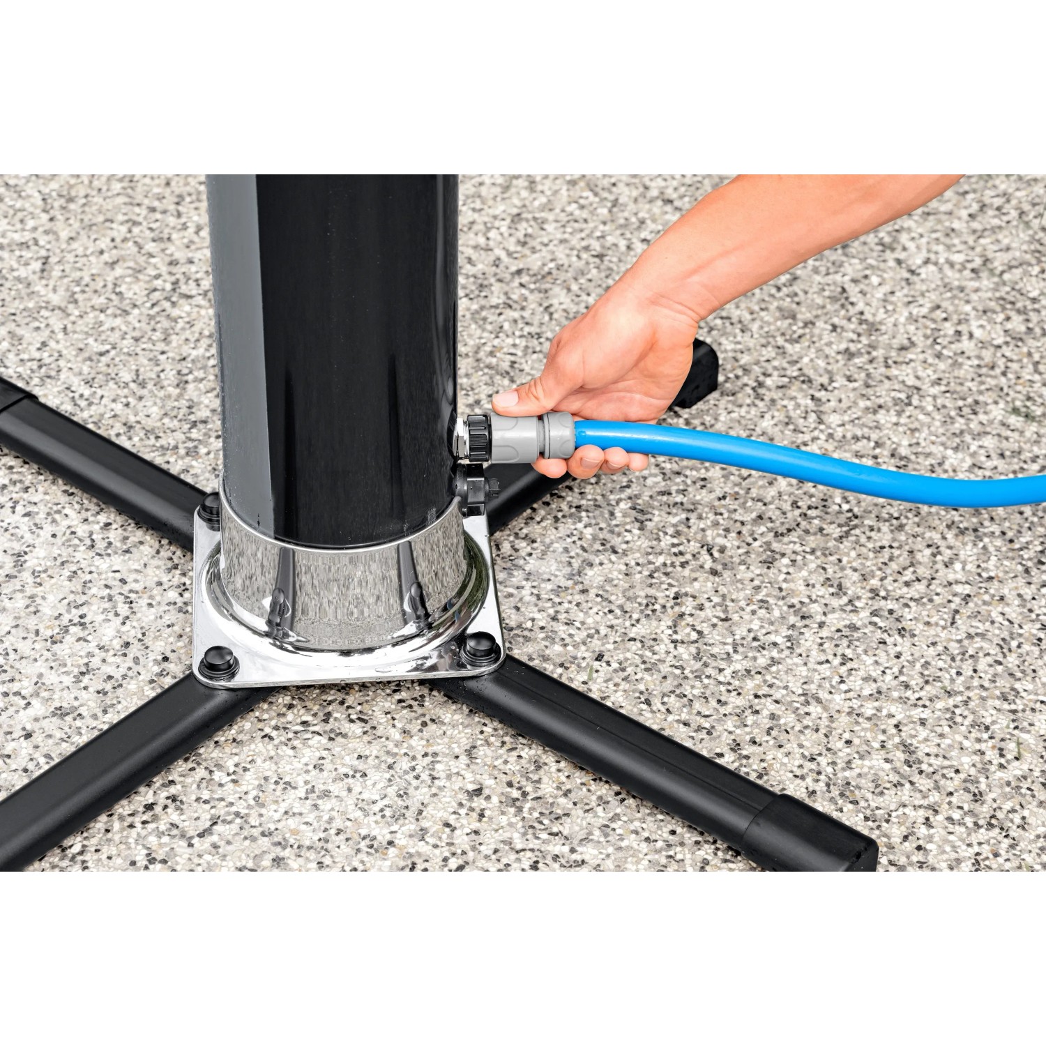 Bestway Solarflow Gartendusche: Detailaufnahme des Schlauchanschlusses am Sockel.