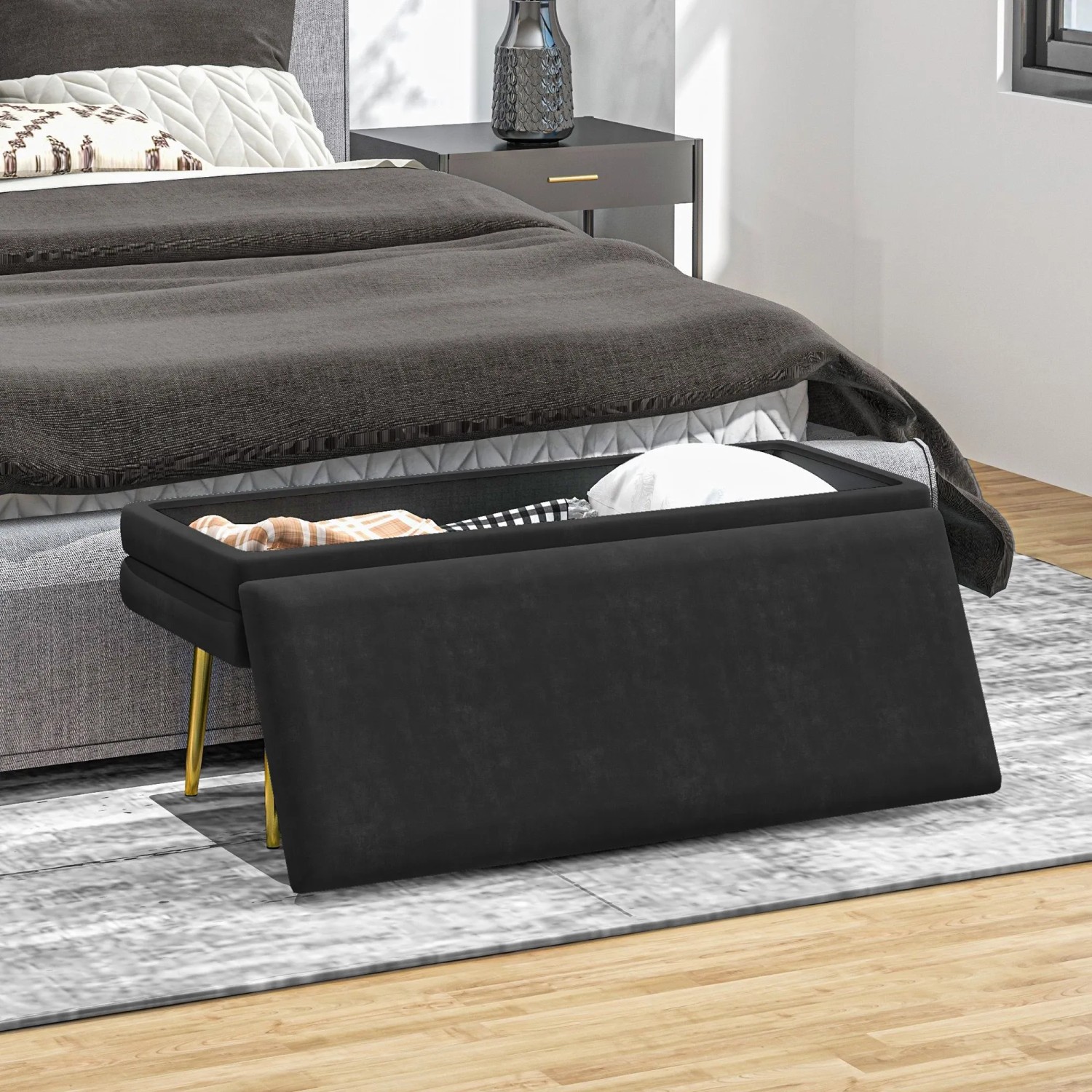 Schwarze HOMCOM Polsterbank mit Samtoptik, goldenen Beinen und offenem Stauraum am Bettende im Schlafzimmer.