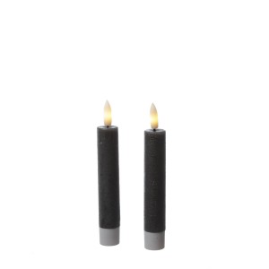 Zwei graue LED Stabkerzen (H 14cm) in Rustik-Optik für stimmungsvolle Beleuchtung.