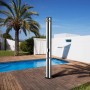 Summer Fun Solardusche aus Aluminium, 38L, mit silbernen Streifen und Brausekopf, im Garten.
