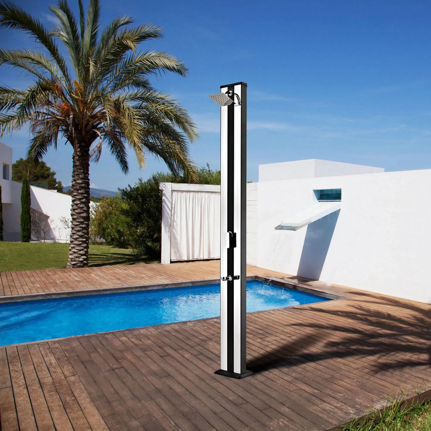 Summer Fun Solardusche aus Aluminium, 38L, mit silbernen Streifen und Brausekopf, im Garten.