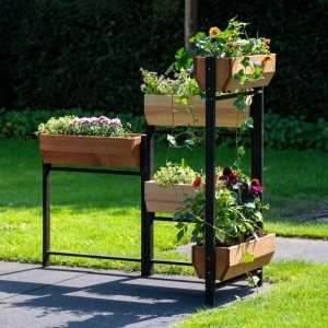 Dobar Vertikalbeet Flexi, 5-stufig, grau, aus FSC®-Kiefernholz mit Pflanzen bepflanzt.