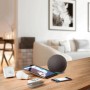 Eglo Connect: Smart Home Geräte wie Fernbedienung, Lampe, Tablet und Lautsprecher auf einem Tisch.