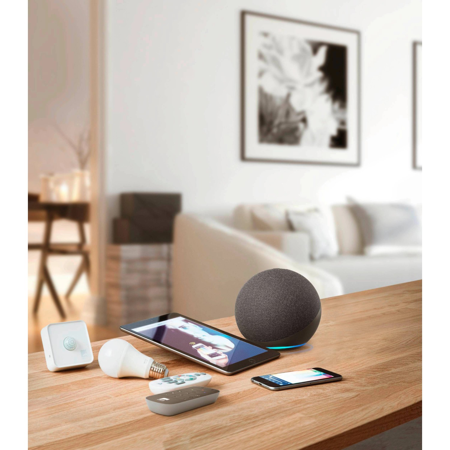 Eglo Connect: Smart Home Geräte wie Fernbedienung, Lampe, Tablet und Lautsprecher auf einem Tisch.