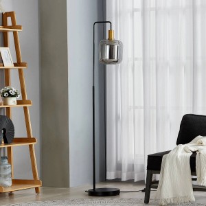 Moderne Lindby Stehlampe Nimbora in Schwarz mit Rauchglas-Schirm für Wohnzimmer.
