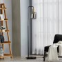 Moderne Lindby Stehlampe Nimbora in Schwarz mit Rauchglas-Schirm für Wohnzimmer.
