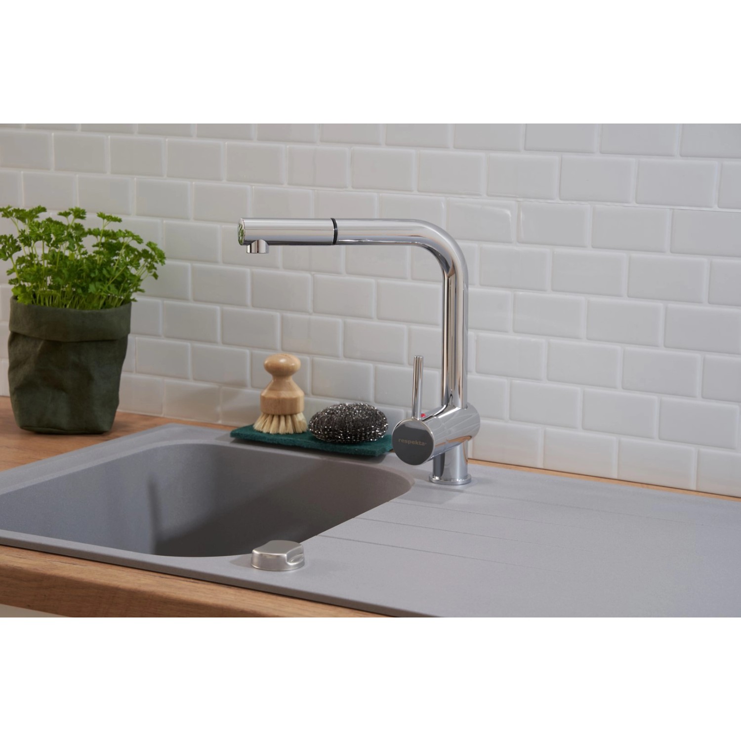 Respekta Orlando Massivgranitspüle in Betongrau mit Armatur und Spülutensilien.