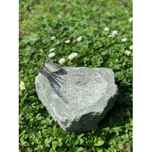 Insektentränke aus Granit mit Schmetterling, Vogeltränke für Insekten im Garten.