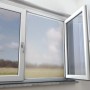 Silbernes Aluminiumnetz als Insektenschutz für eine Tür, 120x250 cm, im geöffneten Zustand.
