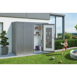 Biohort Geräteschrank Gr. 230, quarzgrau-metallic, mit geöffneten Türen und Zubehör im Garten.