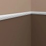 Weiße PROFHOME Wand- und Friesleisten (60m) im Set an einer Wand montiert.