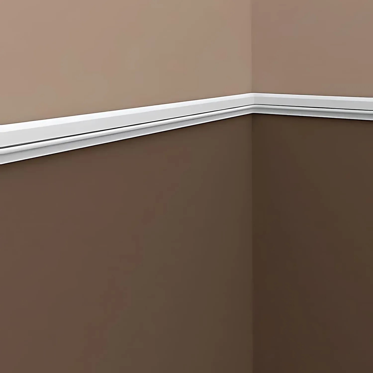 Weiße PROFHOME Wand- und Friesleisten (60m) im Set an einer Wand montiert.