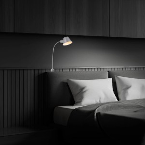 Chrom-matte, schwenkbare Briloner Bettleuchte mit Schalter, montiert am Bett.