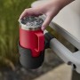 Weber Works Flaschenhalter, eingehängt mit roter Tasse, Grillzubehör.