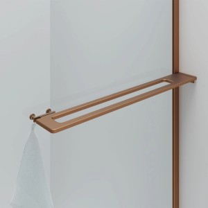 Kupferfarbener Handtuchhalter mit Ablage und Haken an der Belvit Walk-in Dusche aus Klarglas mit Kupferprofil.
