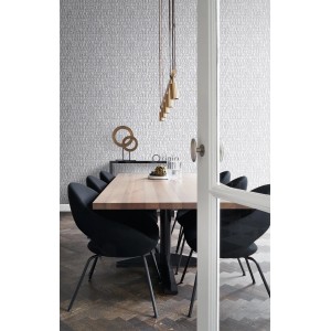 Hellgraue Vliestapete mit alten eisernen Druckbuchstaben im Industrial Chic. Ideal für Wohnräume, Esszimmer.