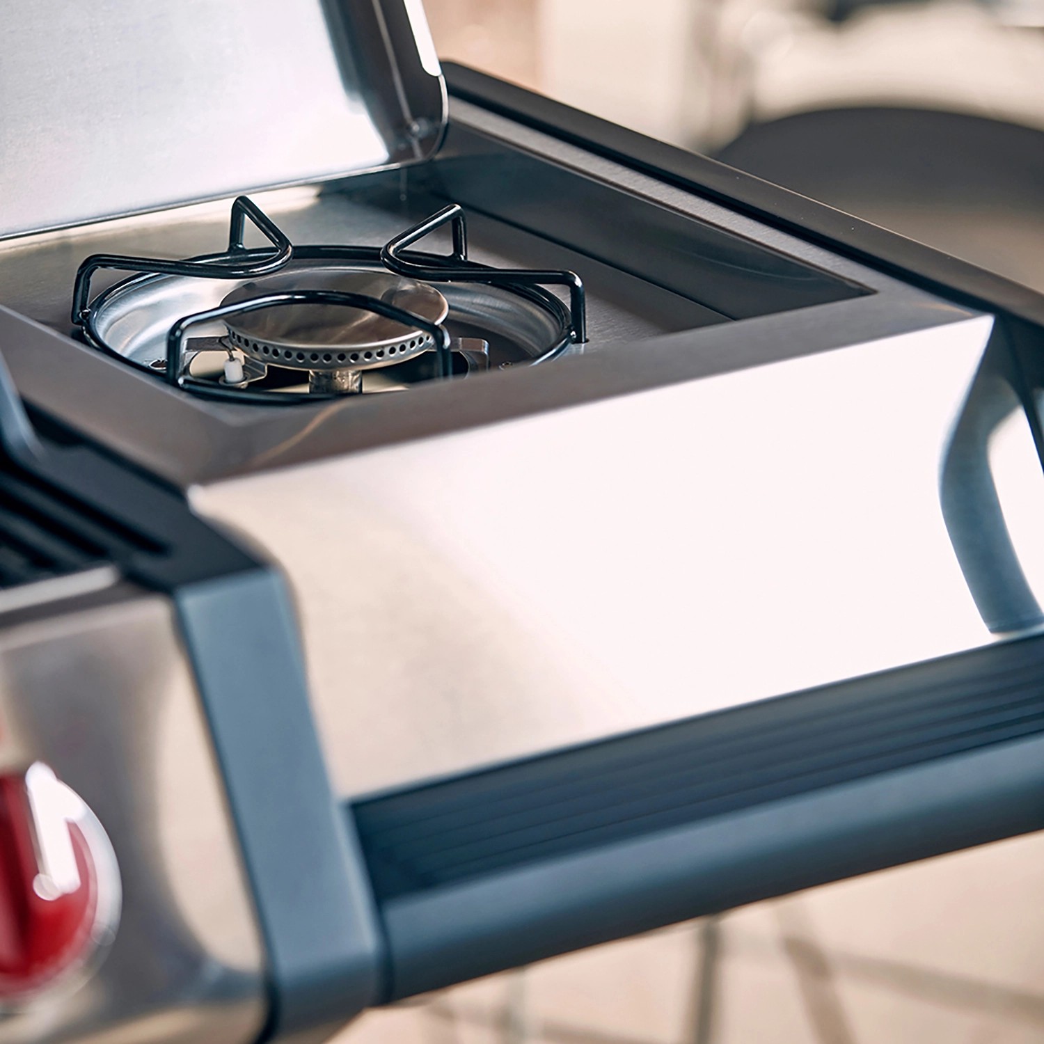 Detailaufnahme: Seitenkocher des Enders Gasgrill Monroe Pro 4 SIK Turbo.