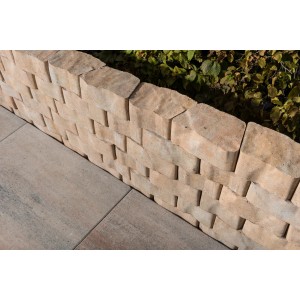 Mauer aus Diephaus Mauertrapezsteinen Epocca Sandstein, ideal für individuelle Gartengestaltung.