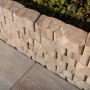 Mauer aus Diephaus Mauertrapezsteinen Epocca Sandstein, ideal für individuelle Gartengestaltung.