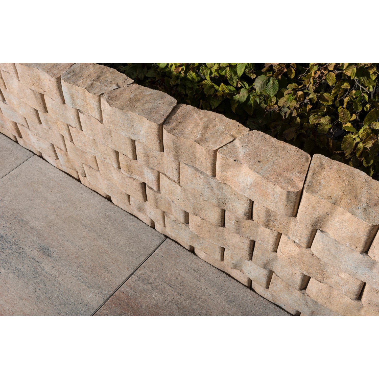 Mauer aus Diephaus Mauertrapezsteinen Epocca Sandstein, ideal für individuelle Gartengestaltung.