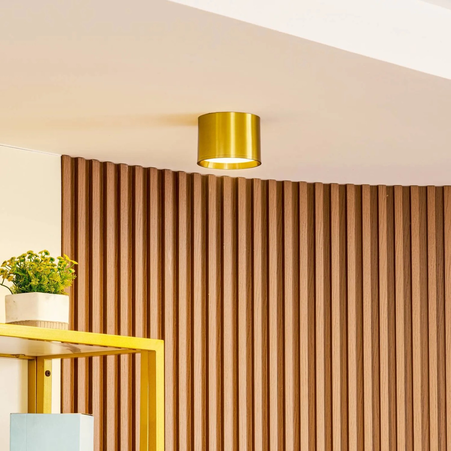 Goldene Lindby LED Deckenlampe Nivoria aus Aluminium, runde Wohnzimmerleuchte.
