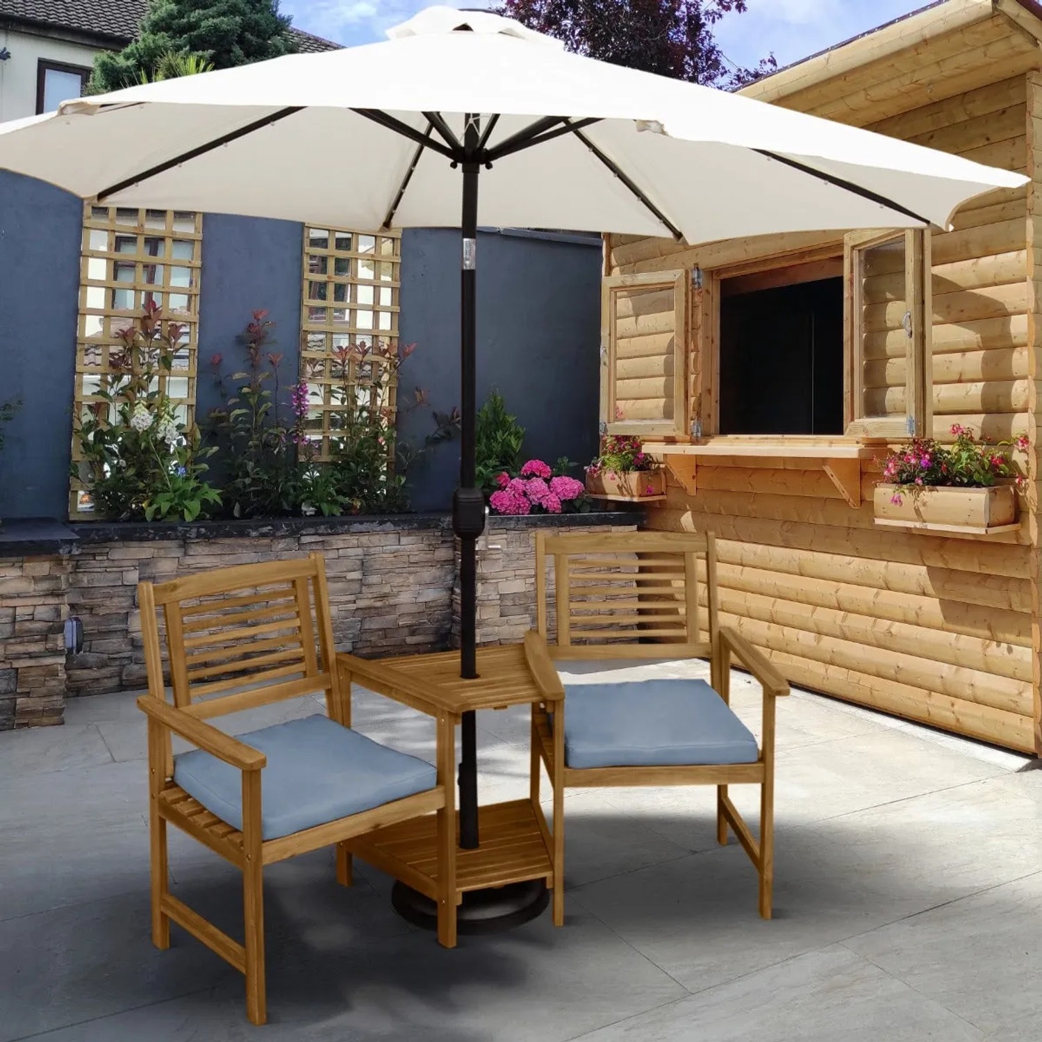 Monstershop Loveseat Gartenbank aus Akazienholz mit grauen Kissen und Tisch mit Schirmloch.