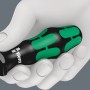 Wera Schlitz-Schraubendreher 335 mit Elektrikerklinge und Kraftform-Griff in Hand dargestellt.