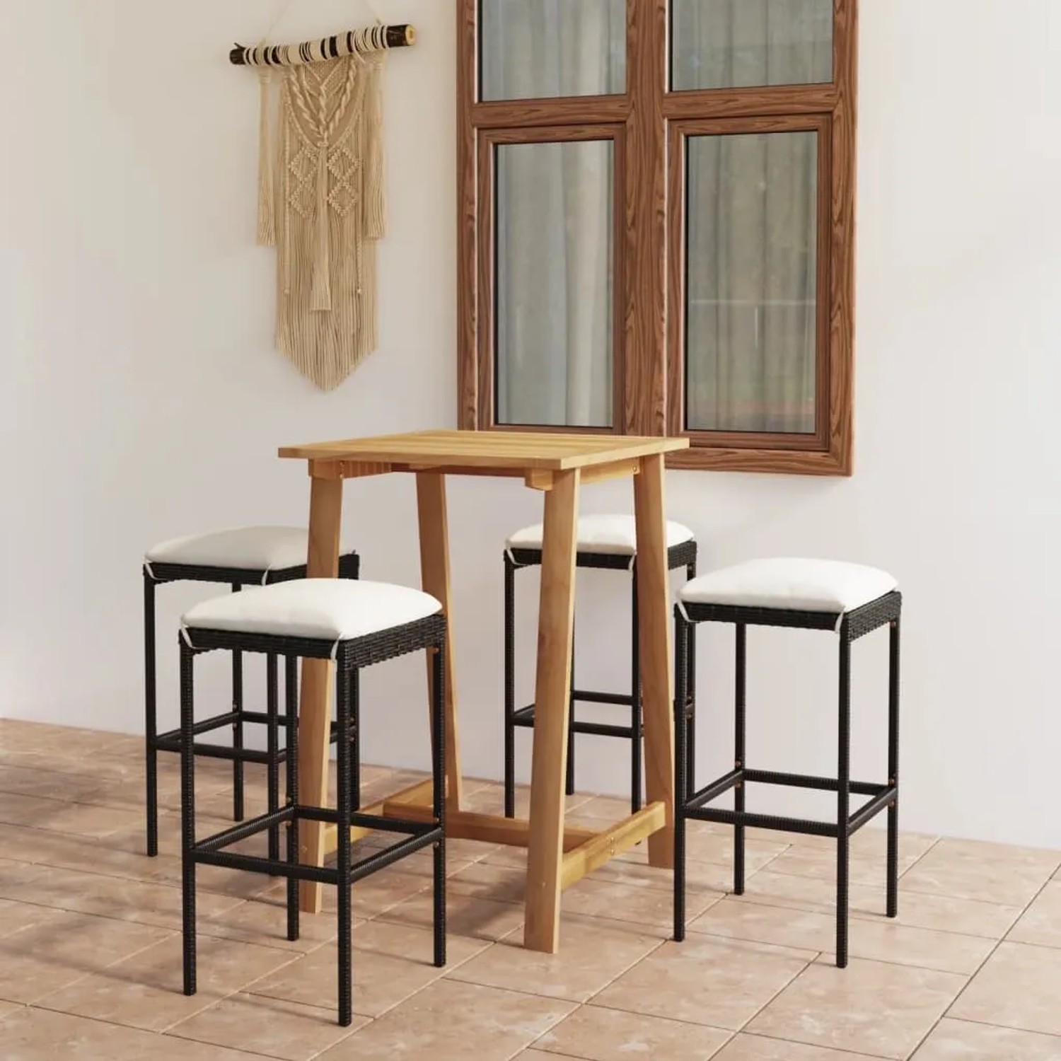 vidaXL Gartenbar-Set, 5-teilig, schwarz. Akazienholztisch mit 4 Rattan-Barhockern und cremefarbenen Kissen.