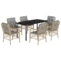 7-teilige Garten-Essgruppe aus Rattan mit schwarzen Tisch und beigen Stühlen mit hellgrauen Kissen.
