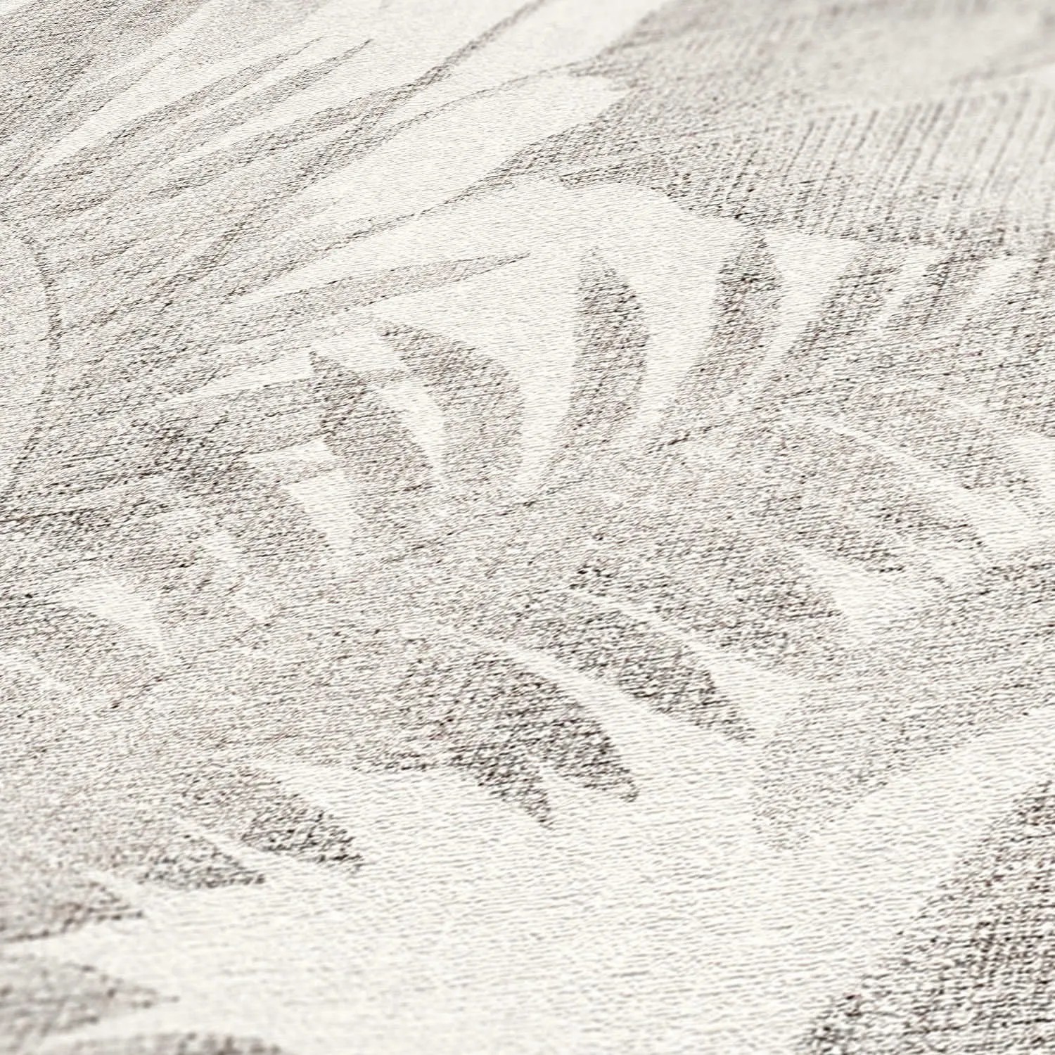 Tadessi Vliestapete in Creme mit dezentem floralem Blattmuster und feiner Textur.