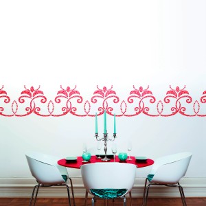 Wandgestaltung mit Marabu Glitter Farbe in Rosa: Glitzernder Wandakzent über einem Esstisch.