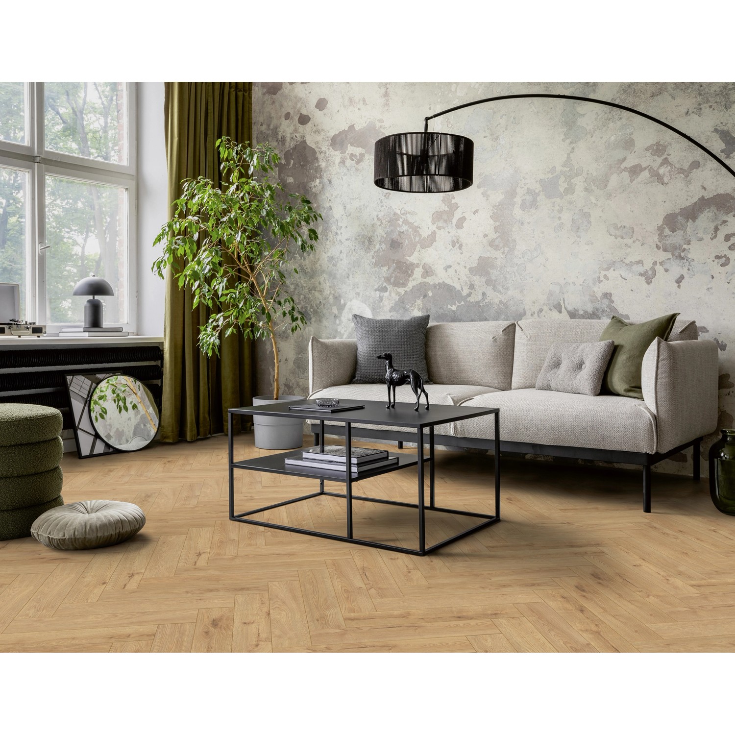 Wohnraum mit Kaindl Laminat Masterfloor Herringbone Eiche Eddinburgh im Fischgrätmuster.