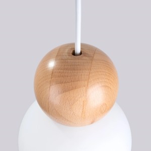 Detailaufnahme: Sollux Lighting Hängeleuchte Pekka, weißer Glasglobus mit Holzaufsatz.