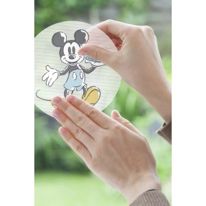 Komar Fenstersticker Mickey Rise (30x30cm) wird an ein Fenster geklebt.