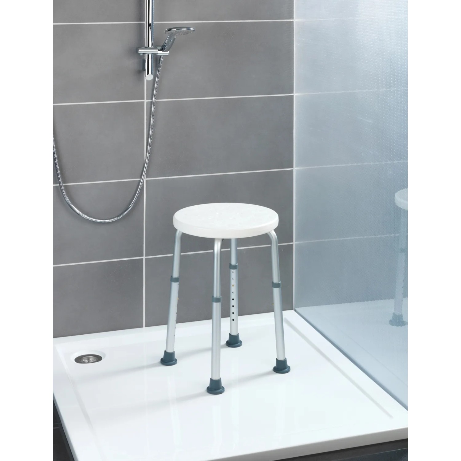 Wenko Duschhocker Secura, weiß, höhenverstellbar, mit Aluminiumbeinen und Gummifüßen in Dusche.