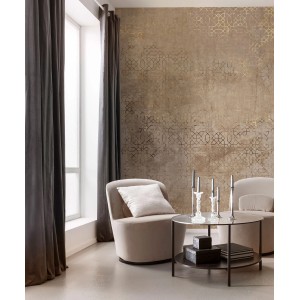 Komar Fototapete Calm Creativity im Raum, beige mit goldenem Muster.