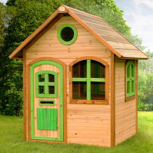Axi Julia Spielhaus aus Holz, braunes Dach, grüne Fenster und Tür. Ideal für Kinder zum Spielen im Garten.