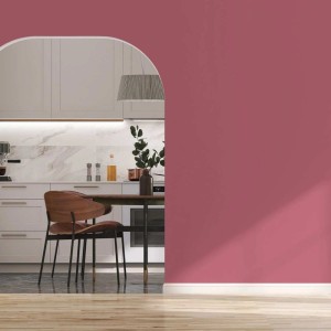 Tadessi Wandfarbe Braun Mandel Matt. Moderne Innenraumgestaltung mit farbiger Wand und Blick in eine Küche.